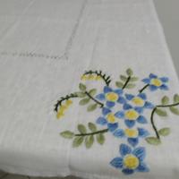 Tovaglia da te con fiori blu ricamati