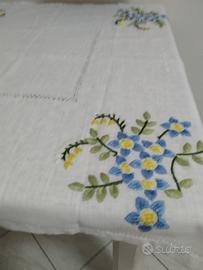 Tovaglia da te con fiori blu ricamati