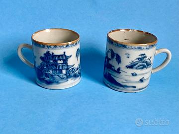 Un paio di tazze di porcellana blu e bianca -