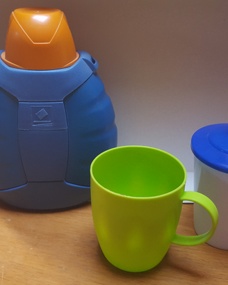 Borraccia, tazza e bicchiere