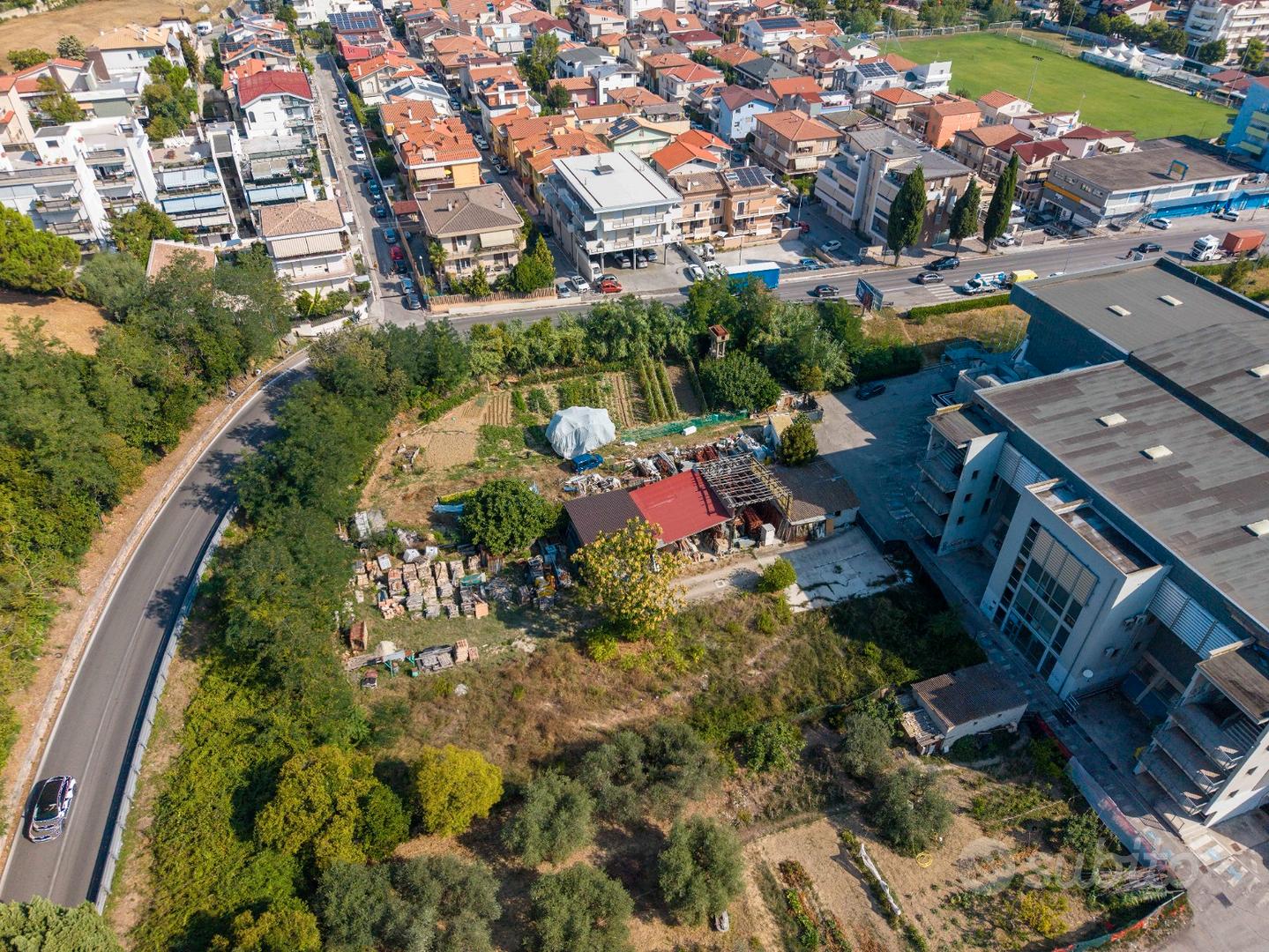 Roseto/Abruzzi - Terreno con annesso - Altro