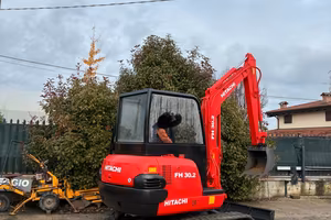 E277 - Escavatore Hitachi 30q cabinato