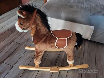 cavallo a dondolo con verso