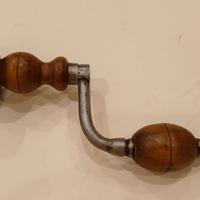 Antico girabacchino (trapano a manovella)