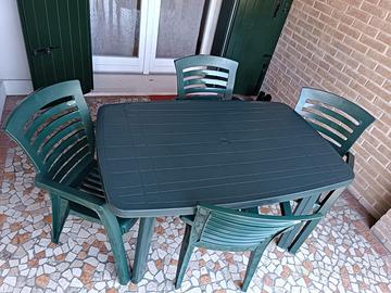 Tavolo e sedie da giardino