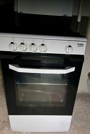 Cucina con 4 fuochi e forno a gas