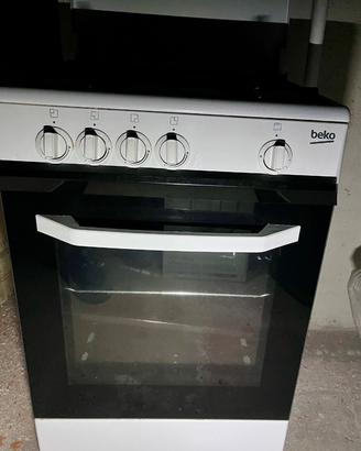 Cucina con 4 fuochi e forno a gas
