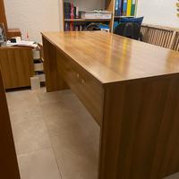Scrivania legno spaziosa