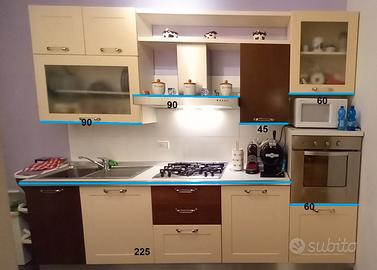 Cucina con elettrodomestici.Marca Veneta Cucine