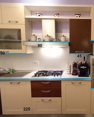 Cucina con elettrodomestici.Marca Veneta Cucine