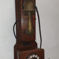 Telefono antico da muro di legno