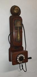 Telefono antico da muro di legno