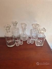 bottiglie liquore e decantare con bicchieri 
