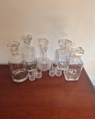 bottiglie liquore e decantare con bicchieri 