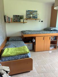 Cameretta salvaspazio con 2 letti e cassettoni