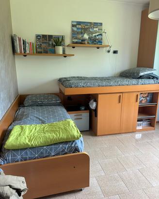 Cameretta salvaspazio con 2 letti e cassettoni