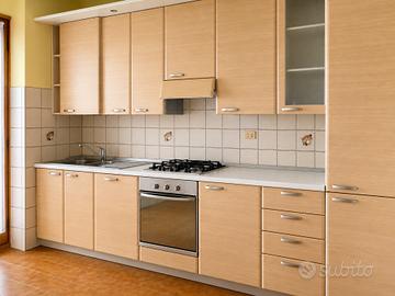 Cucina completa con tavolo e sedie