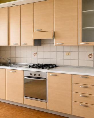 Cucina completa con tavolo e sedie