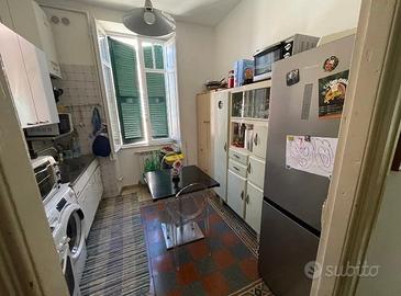 OSTIA GRAZiOSO TRILOCALE ARREDATO Con BALCONE