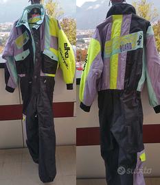 Tuta intera da sci con sci scarponi e racchette