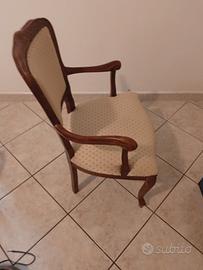 sedia legno stilizzata e imbottitura con cuscini 