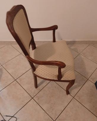 sedia legno stilizzata e imbottitura con cuscini 