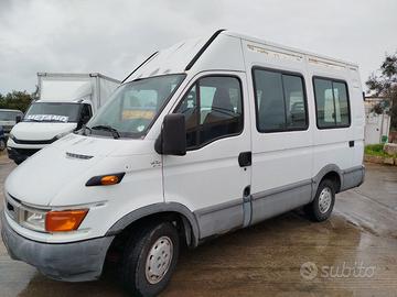 A 6900E.MINI BUS DA 9 POSTI PATENTA B.DAILY 29S120