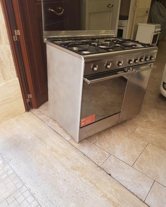 cucina 5 fuochi con forno Ventilato 
