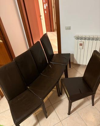 sedie in legno con copertura in pelle