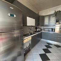 Cucina moderna ad angolo con elettrodomestici