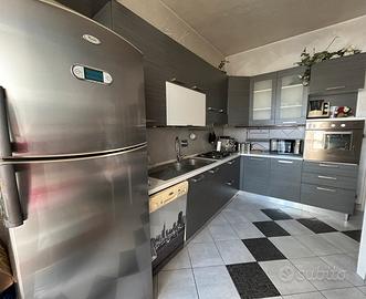 Cucina moderna ad angolo con elettrodomestici