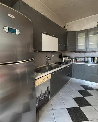 Cucina moderna ad angolo con elettrodomestici