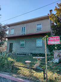 Grande casa e capannone artigianale annesso