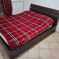 Letto contenitore in legno color wengé e materasso