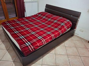 Letto contenitore in legno color wengé e materasso