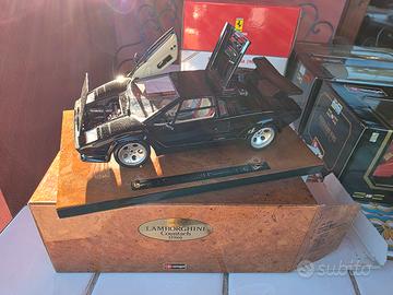 Lambo Countach 1/18 Bburago Base Radica Box