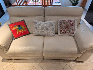  Divano Natuzzi tre posti in  pelle avorio  