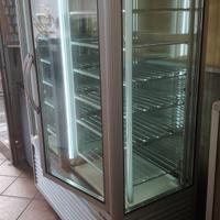 vetrina espositiva per pasticceria negativa o posi