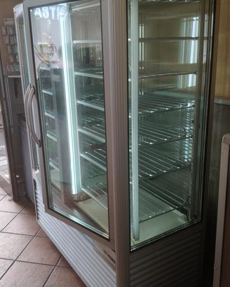 vetrina espositiva per pasticceria negativa o posi