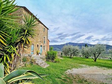 Rustico / Casale di 300 m² con box auto a Castigli