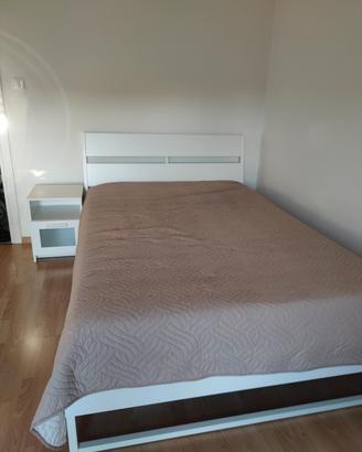 Struttura letto francese + materasso + comodino