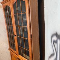 Angoliera con vetrina