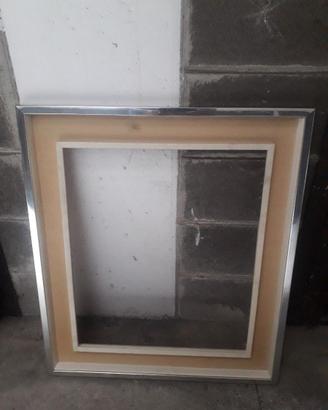 Cornice in legno argentato