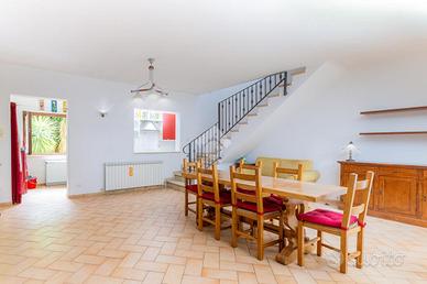 PORZIONE DI BIFAMILIARE A ANGUILLARA SABAZIA