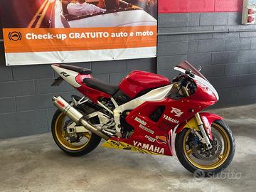 Yamaha yzf r1 del 1999 a carburatori