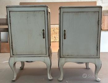 Coppia di comodini vintage shabby chic