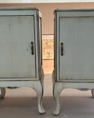 Coppia di comodini vintage shabby chic