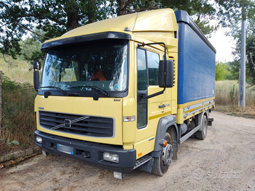 Camion Volvo FL180 con cassone fisso