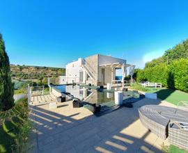 Villa con giardino e piscina vista mare