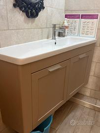 Mobile bagno con rubinetteria